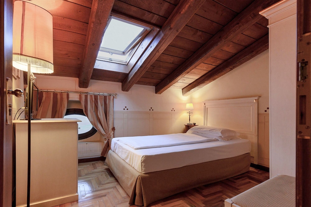 Panoramic, Single, Single Bed, Hill View
