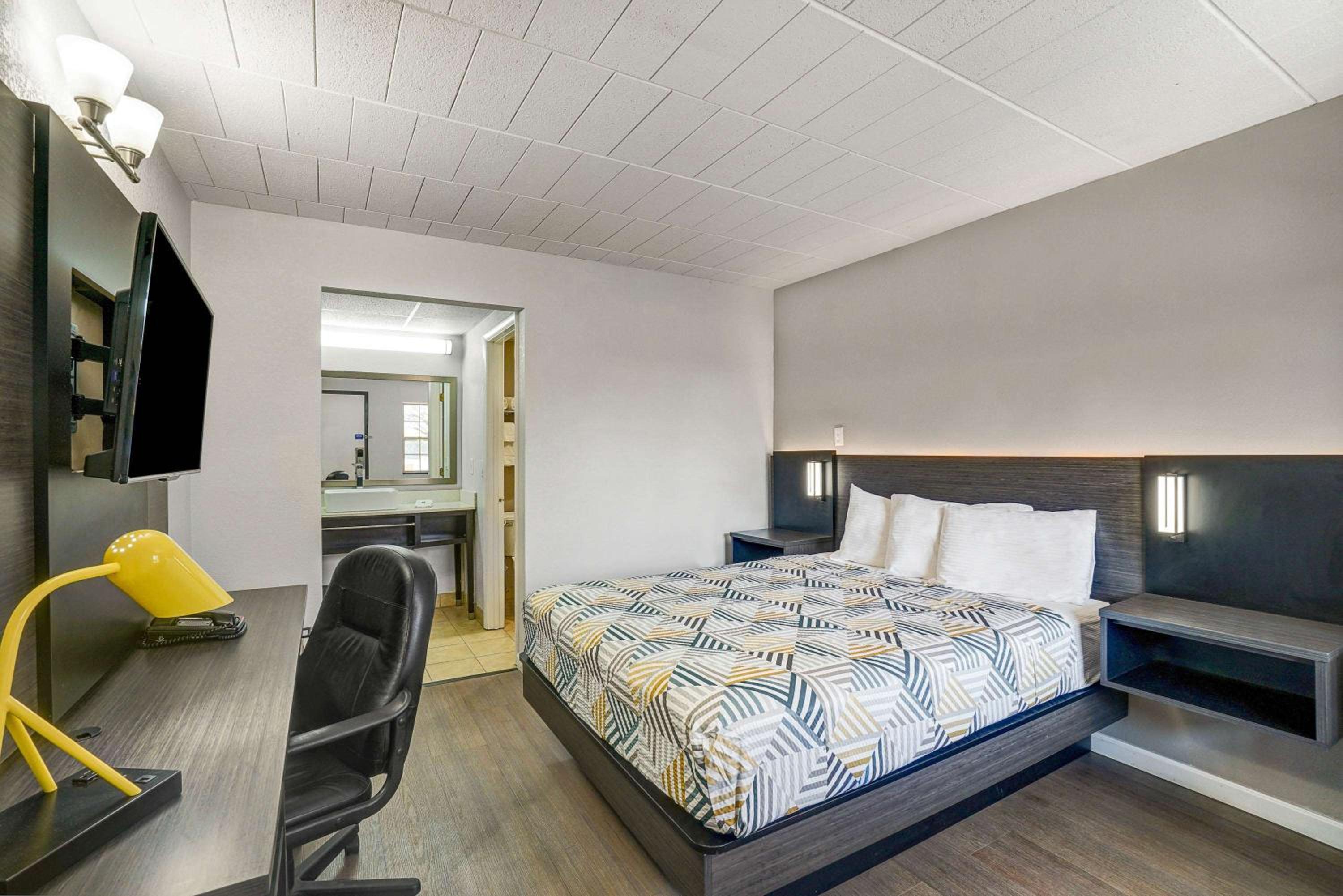 DELUXE, QUEEN BED, SMOKING