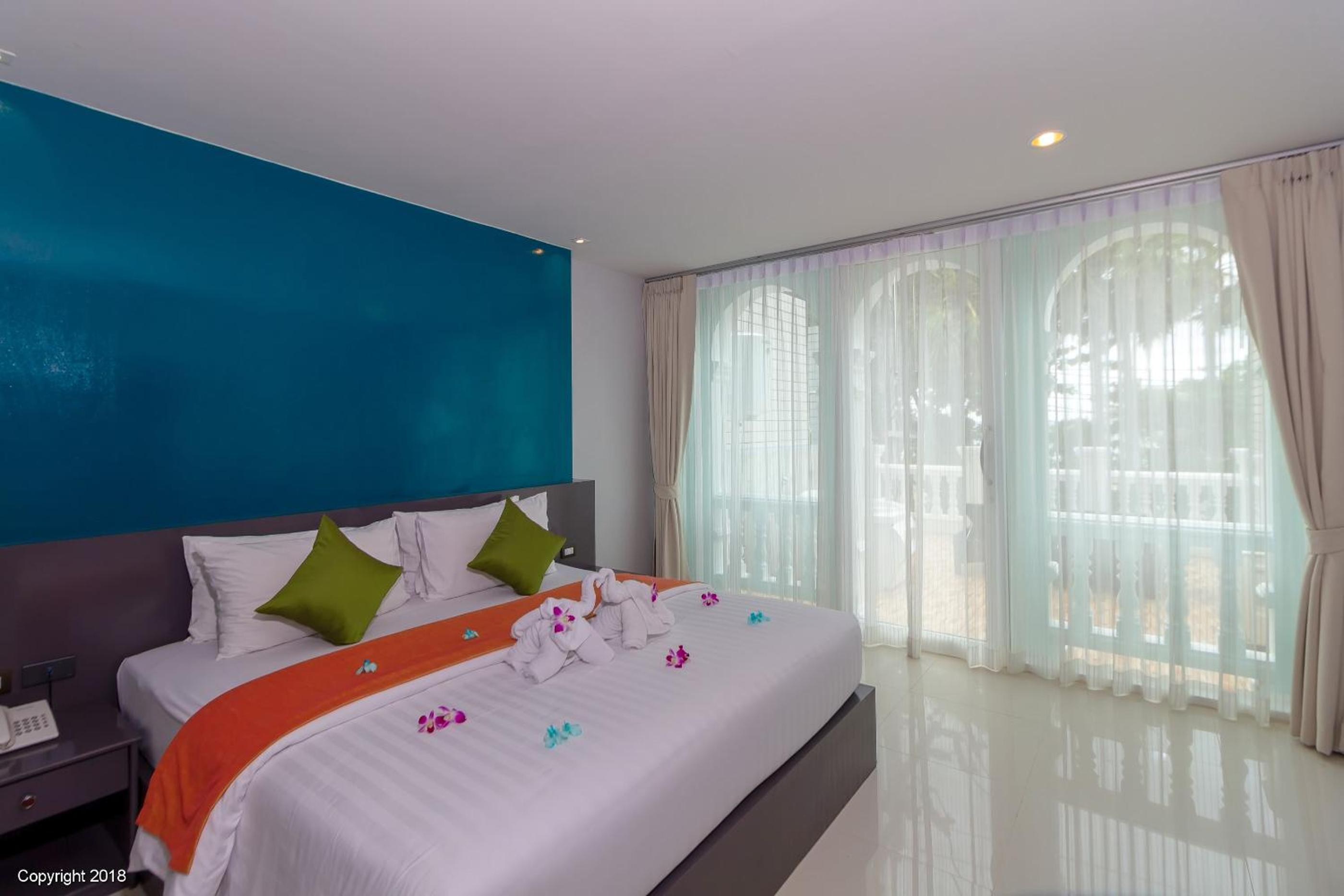 Deluxe, Double Bed, Lateral Side Sea View
