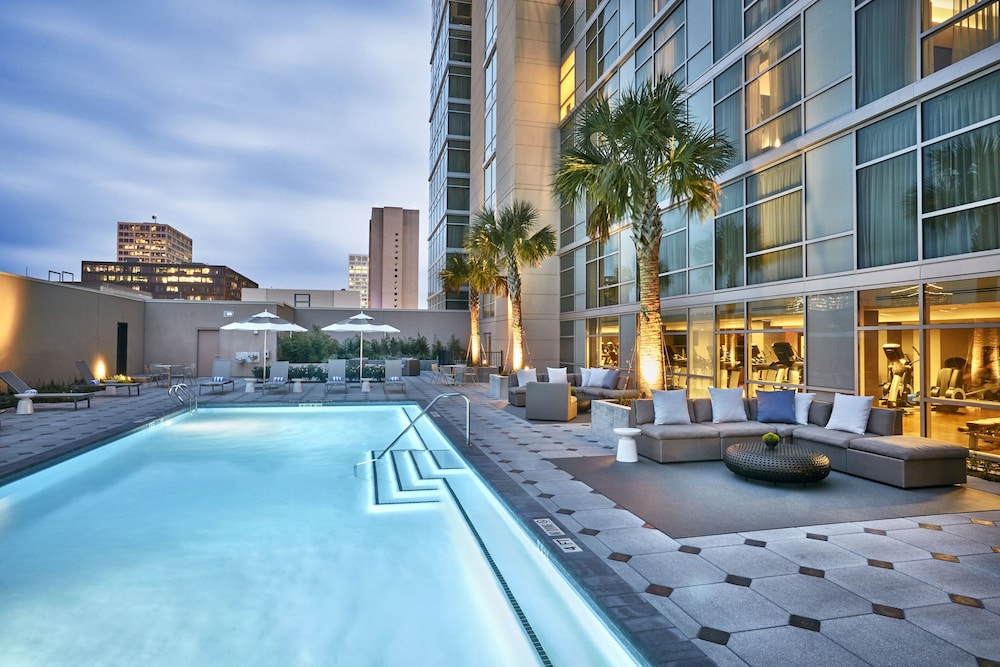 Hyatt Regency Houston/Galleria 72/74