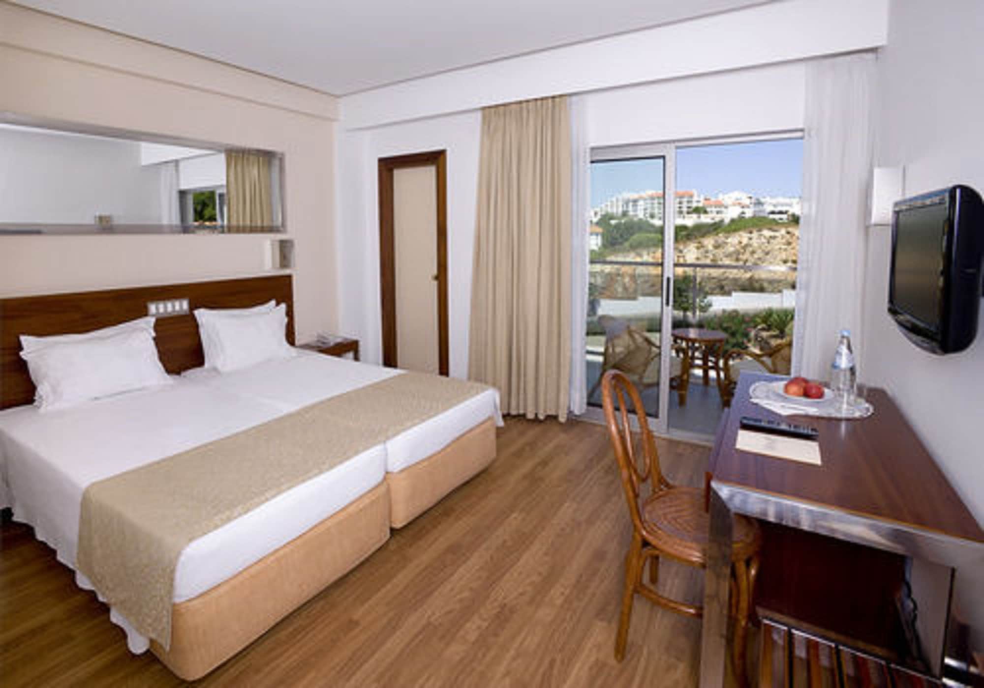 ROOM, TWIN BEDS, LAND VIEW