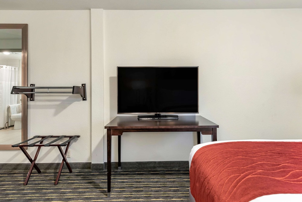 Comfort Inn and Suites Tigard near Washington Square 33/35