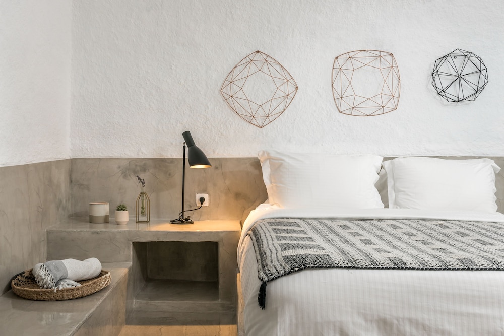 2 Bedrooms, Cave, Grand, Suite, Queen Bed, Sea View, Hot Tub