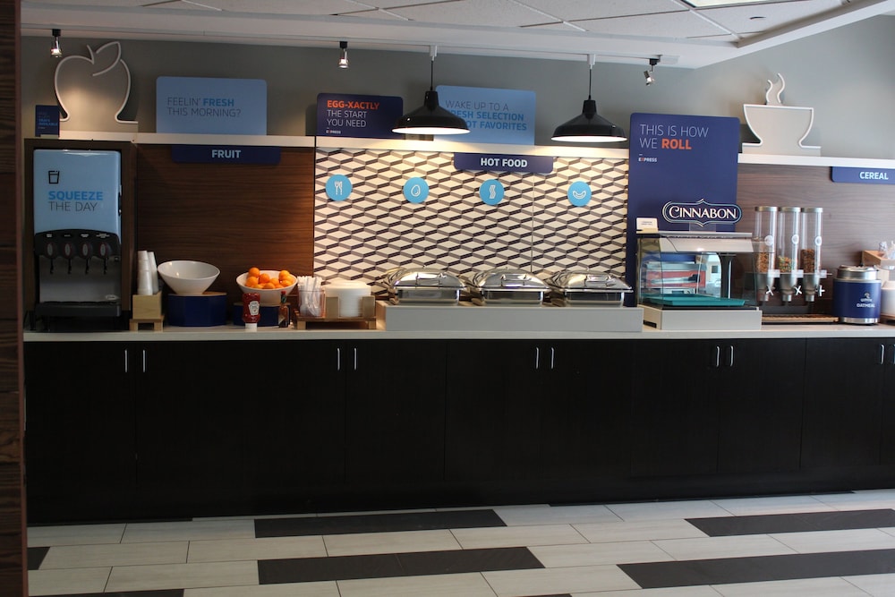 Holiday Inn Express Hotel And Suites Bradley Airport 14/74