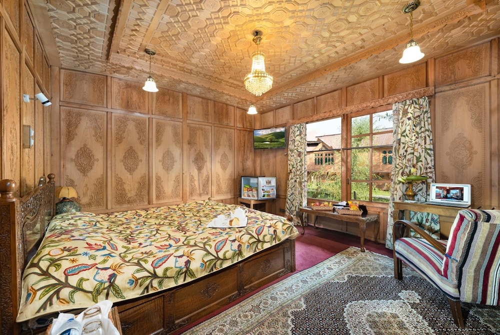 WelcomHeritage Gurkha Houseboats 8/35