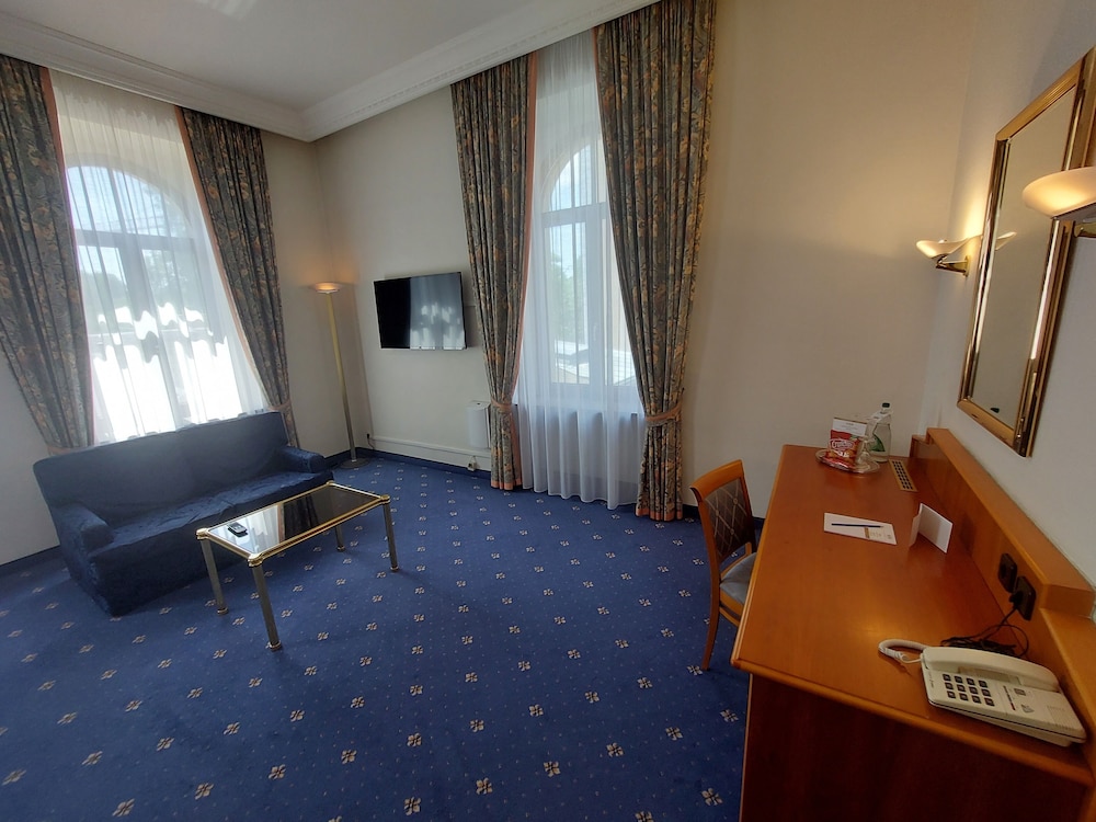 Bayerischer Hof Dresden 52/76