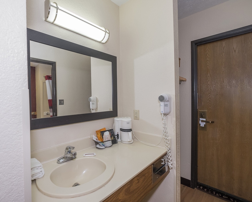 Red Roof Inn & Suites Hermitage 17/30