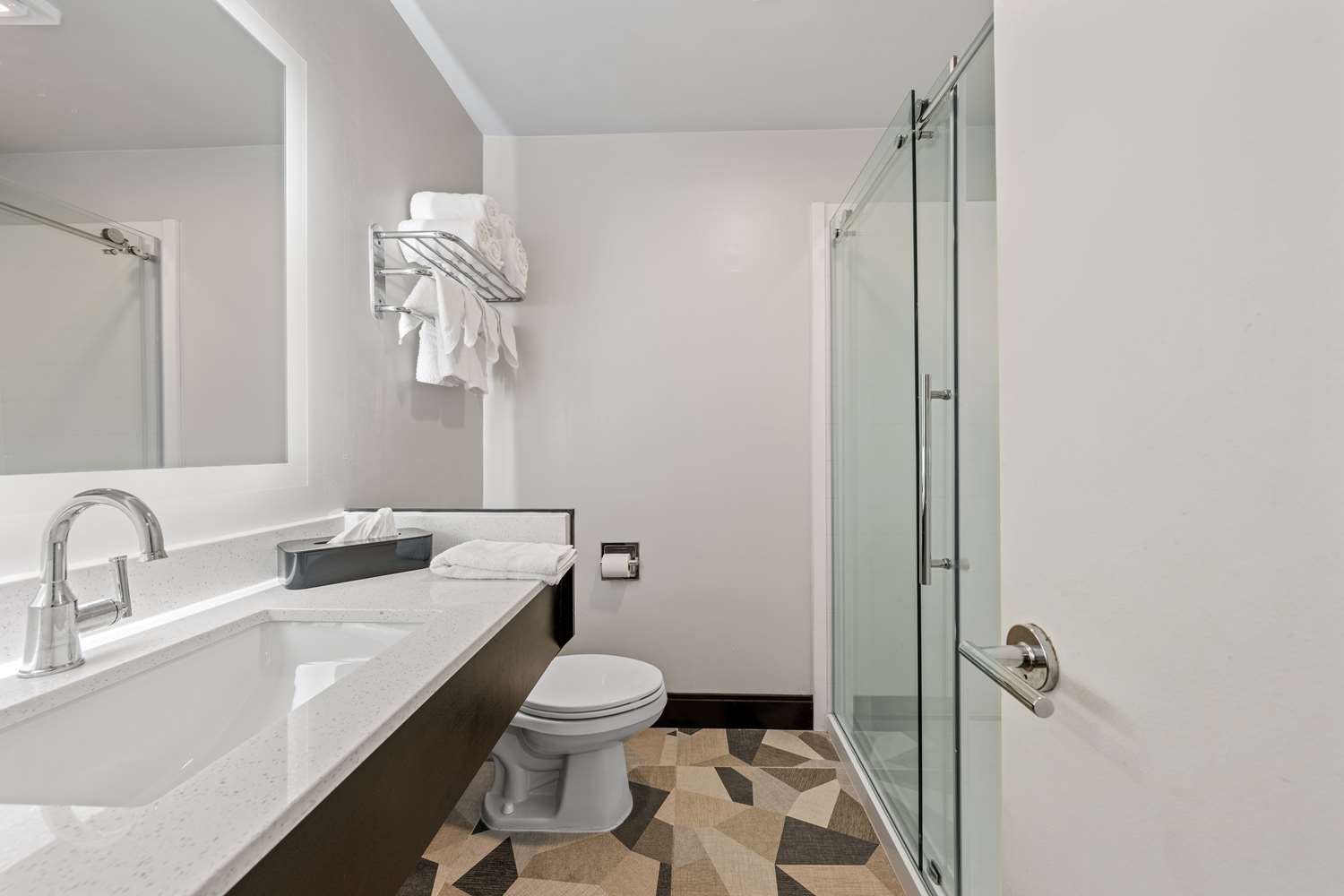 جناح بسريرين مزدوجين مع أريكة بمطبخ، SureStay Hotel by Best Western Virginia Beach Royal Clipper 6/9