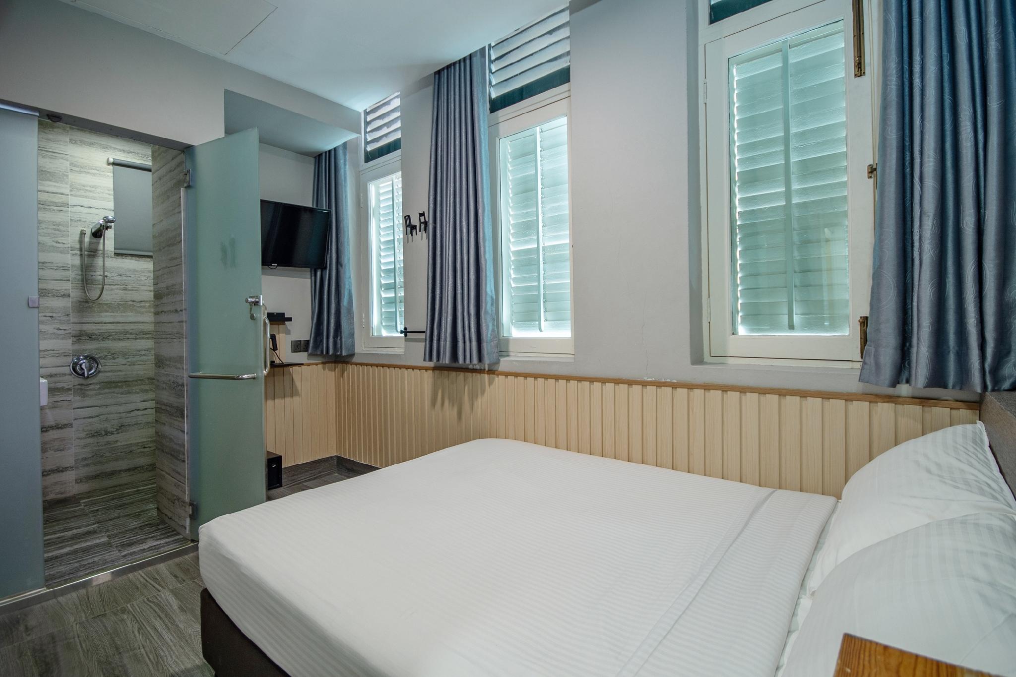 L Room, Queen Bed