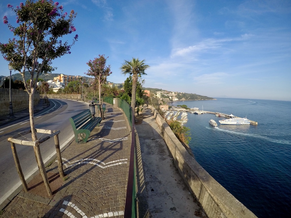 Flower Suites Sorrento 34/39
