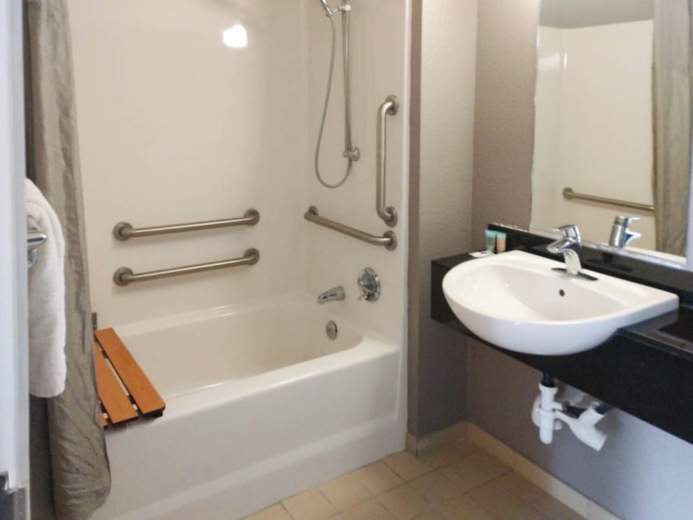 غرفة بسرير كوين لذوي الإعاقة، Motel6 Cheyenne, WY 3/7