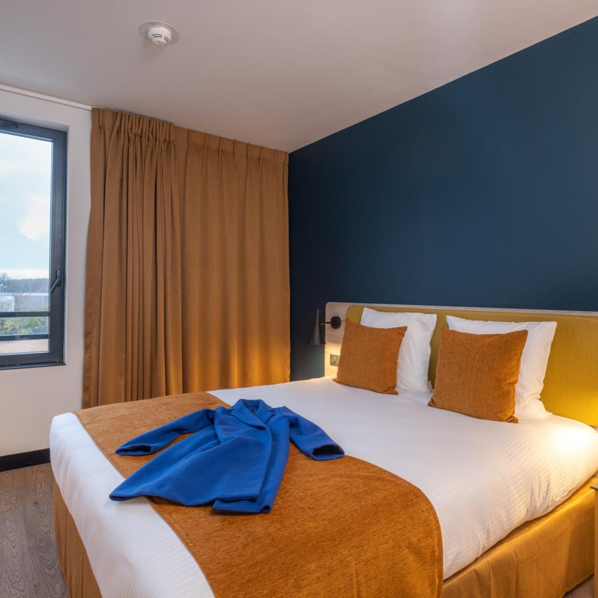 Connecting, Standard, Twin Beds, Queen Bed
