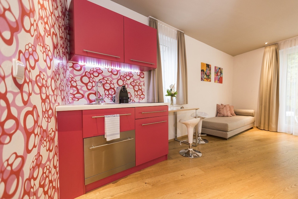 Room 4 Apartments 6/50
