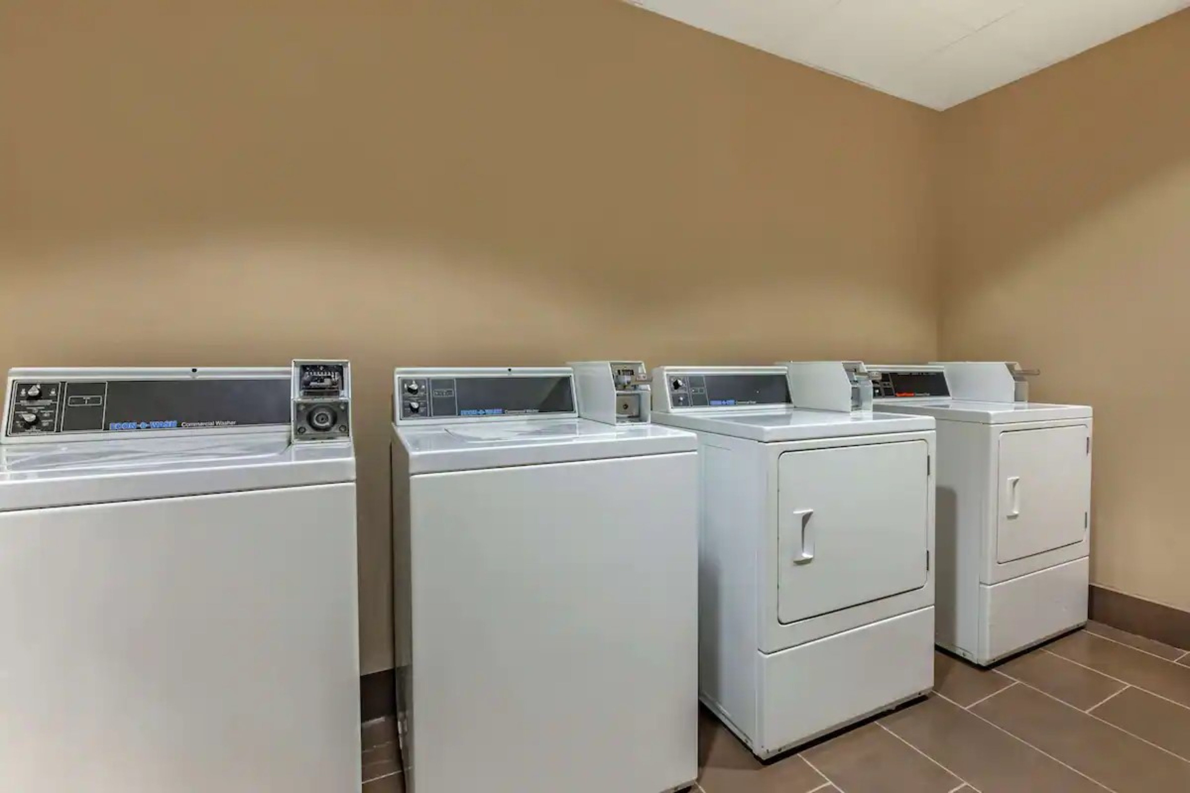 Holiday Inn Express And Suites Milwaukee Nw Park Place 23/79