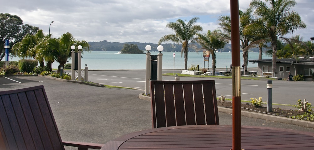 Breakwater Motel 46/60