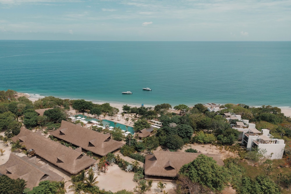 Makani Luxury Wanderlust 60/66