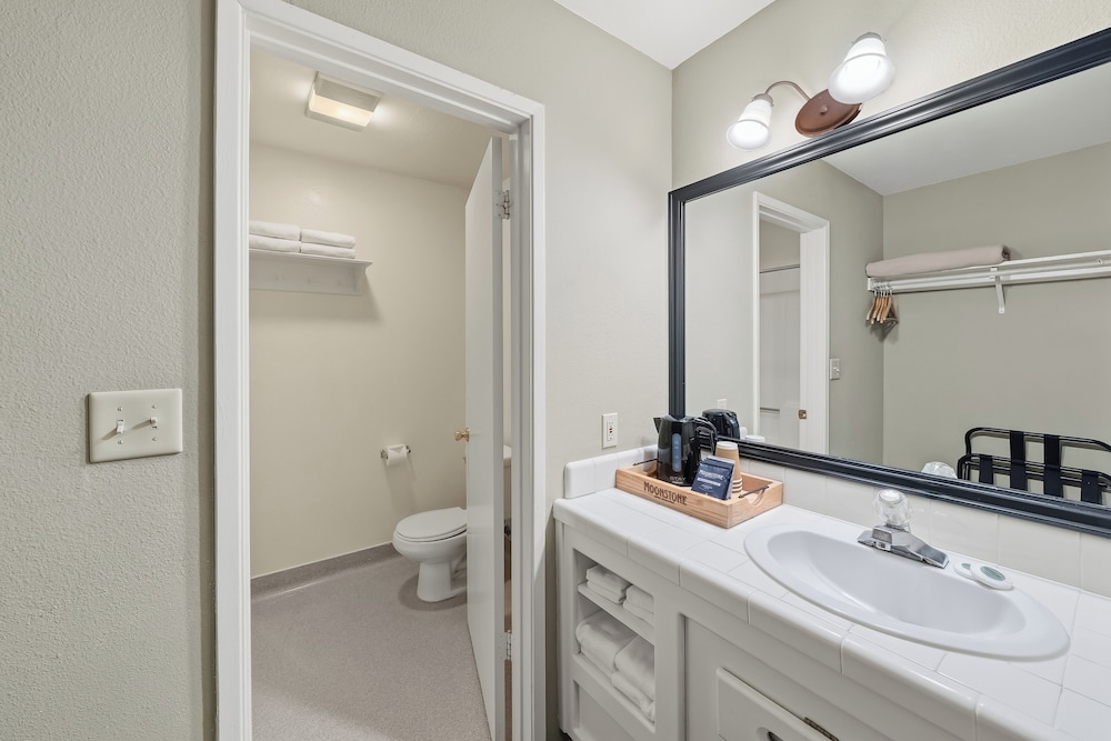 Cambria Pines Lodge 39/41