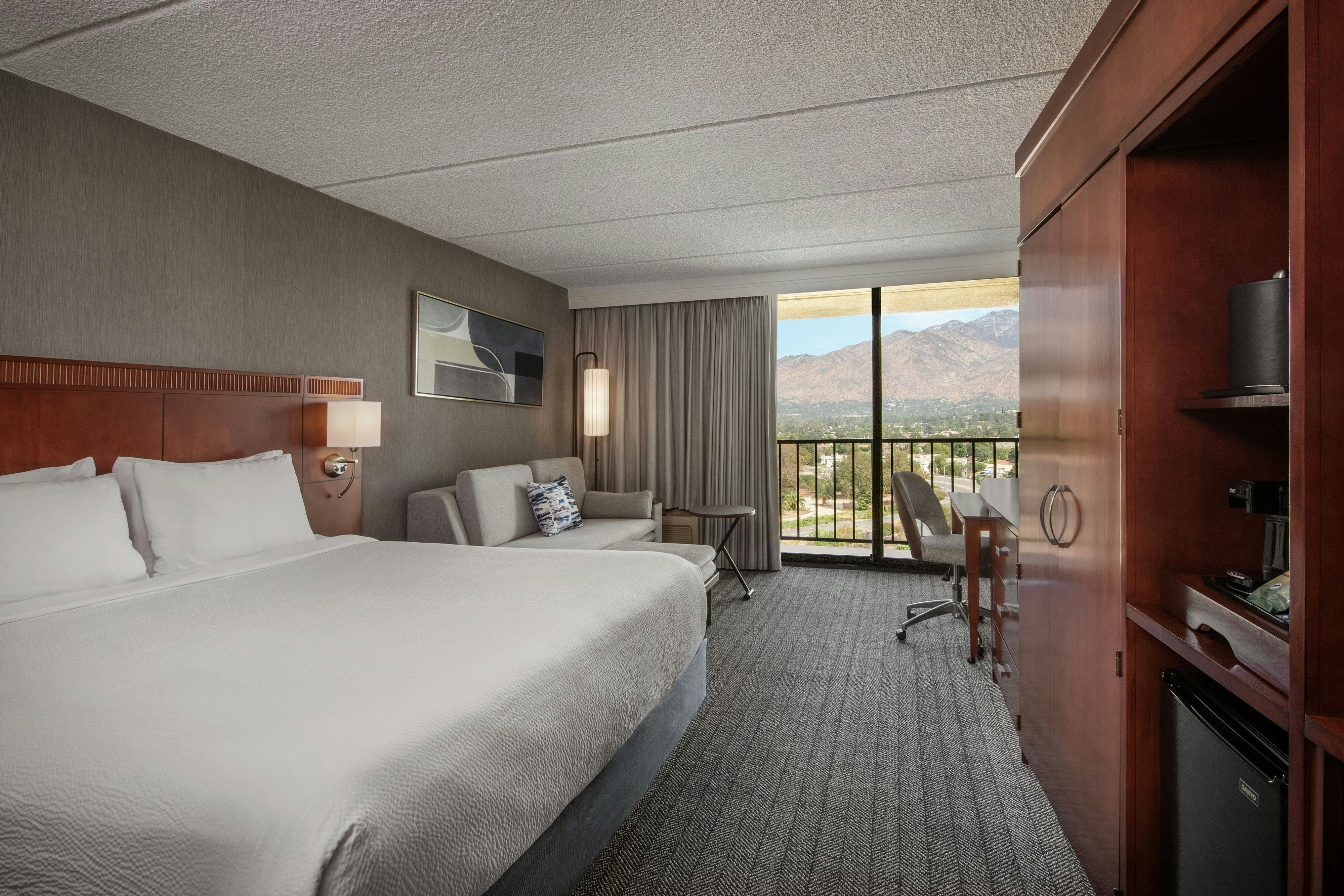 Courtyard Los Angeles Pasadena Monrovia 3/4