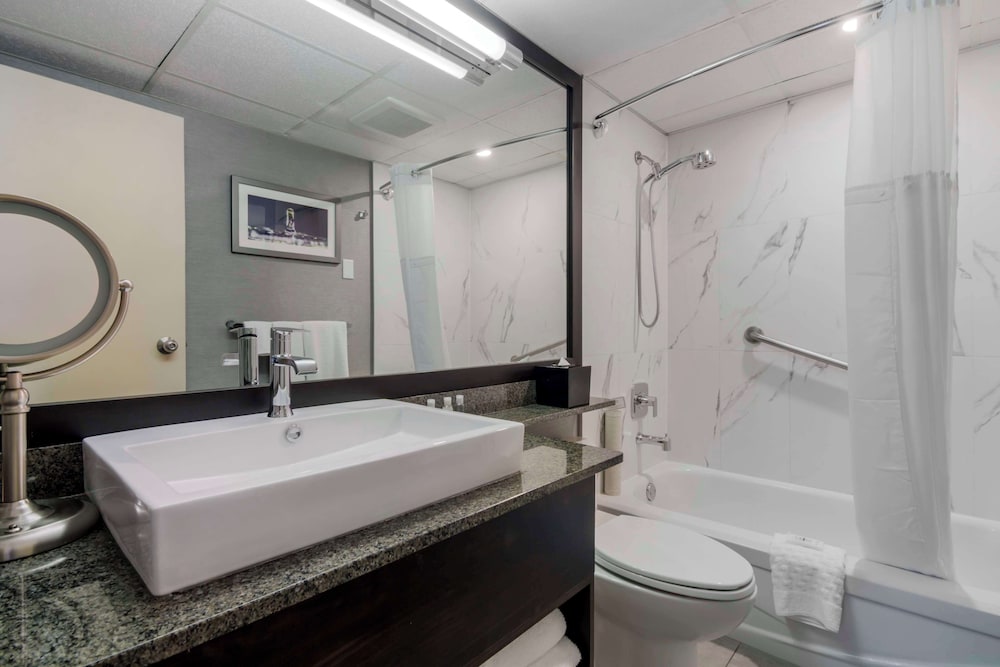 غرفة ديلوكس بسريرين مزدوجين بشرفة، Best Western Premier Chateau Granville Hotel and Suites and Conf. Centre 4/4
