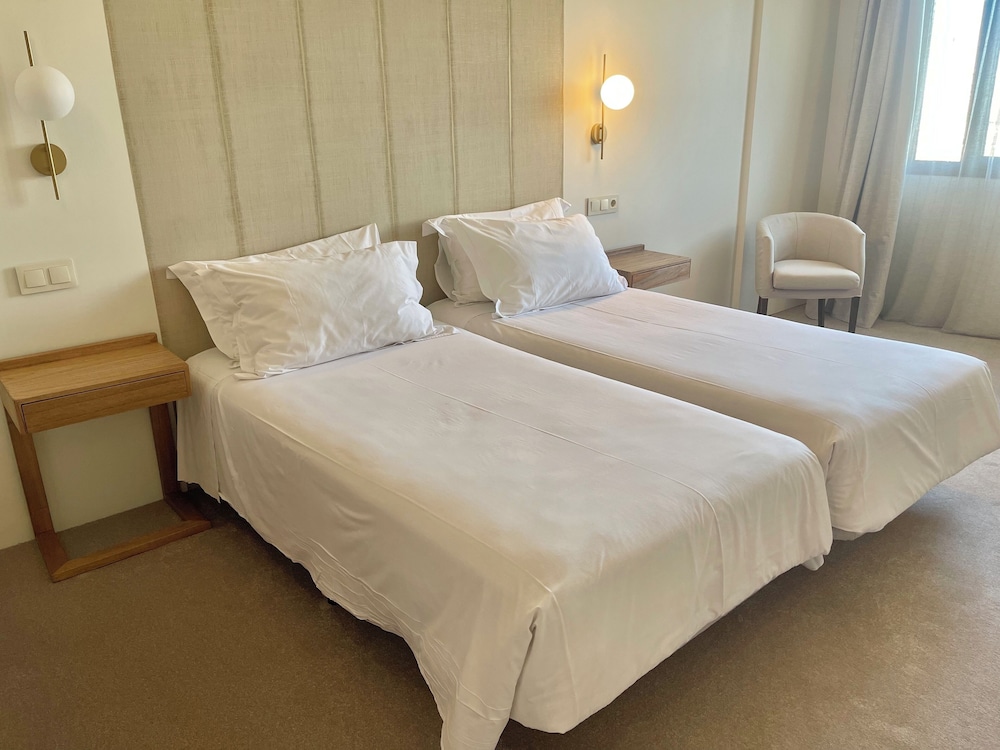 Casual, Twin Beds