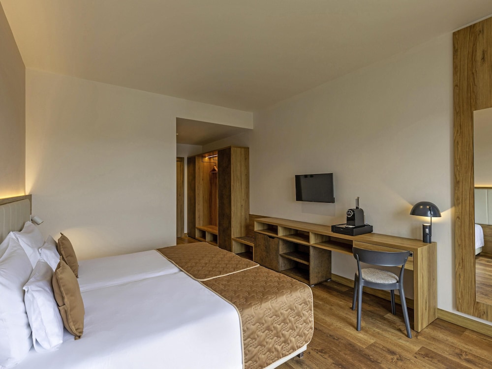 غرفة سوبيريور بسرير مزدوج بشرفة، Movenpick Resort and Spa Fruske Terme 7/10