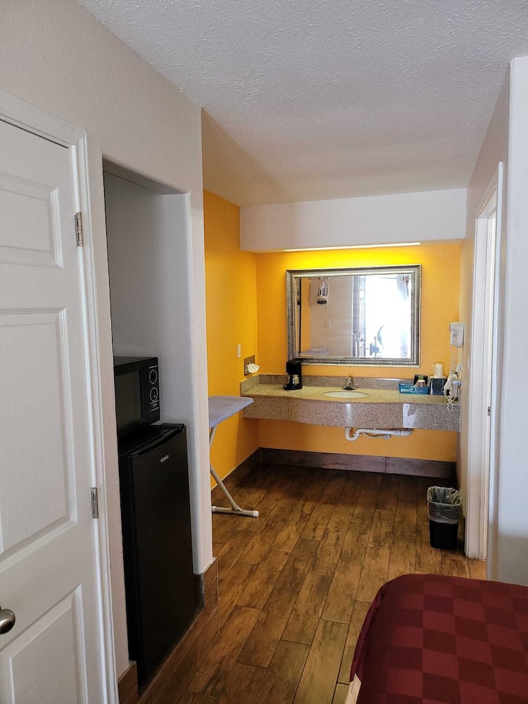 Texas Inn & Suites Raymondville 16/55