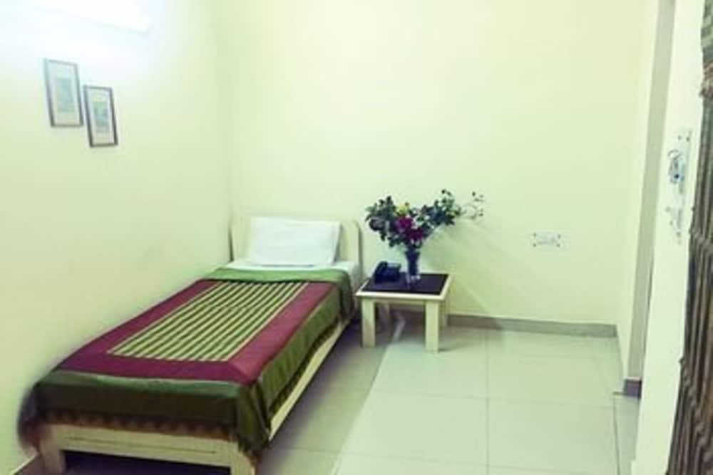 AIRPORT HOTEL. 41/56