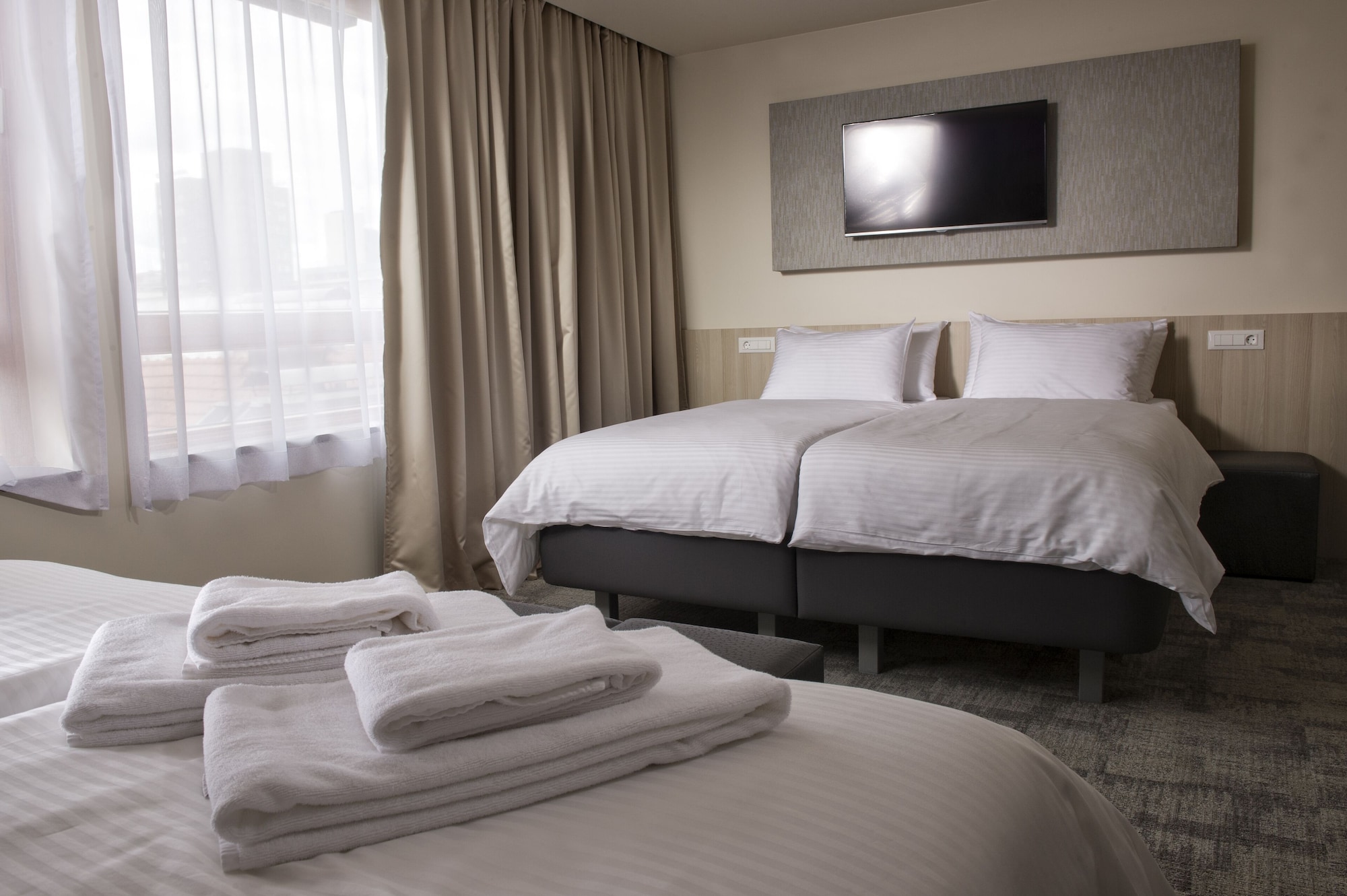 ROOM, QUADRUPLE