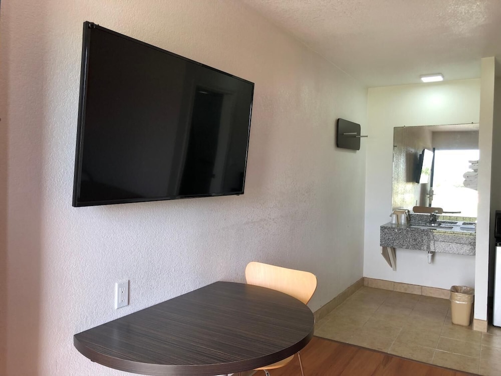 Motel6 Clute, TX 34/38