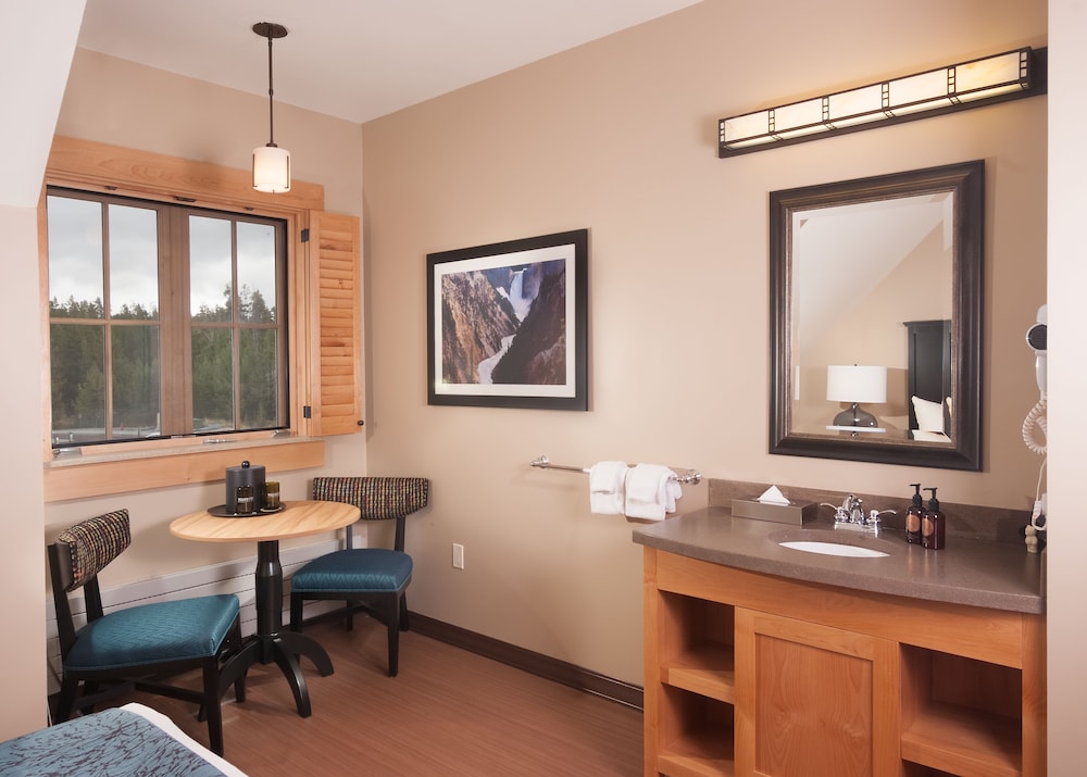 Canyon Lodge & Cabins 25/28