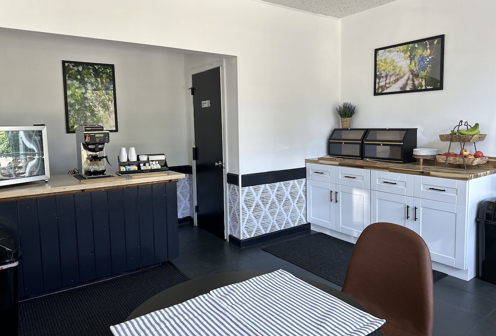 Budget Host East End Hotel In Riverhead 32/38