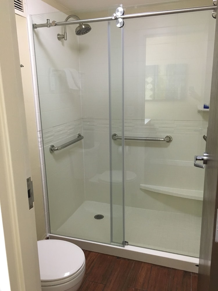 Best Western Plus South Coast Inn 23/72
