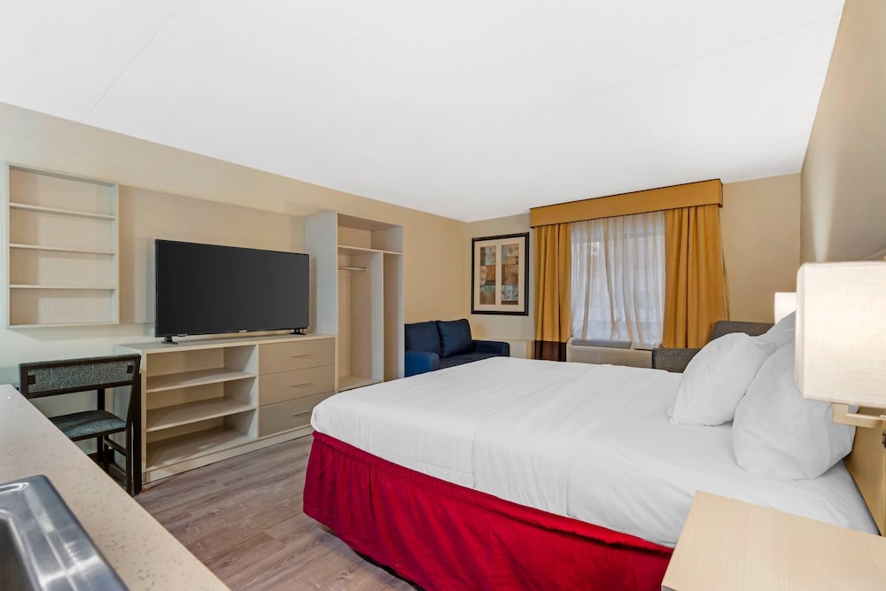 MainStay Suites Lansing West 13/37