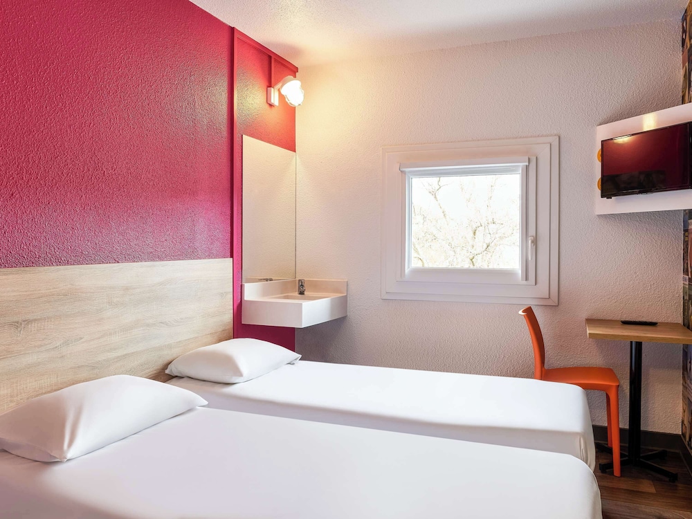 Car, Twin Beds, Side View