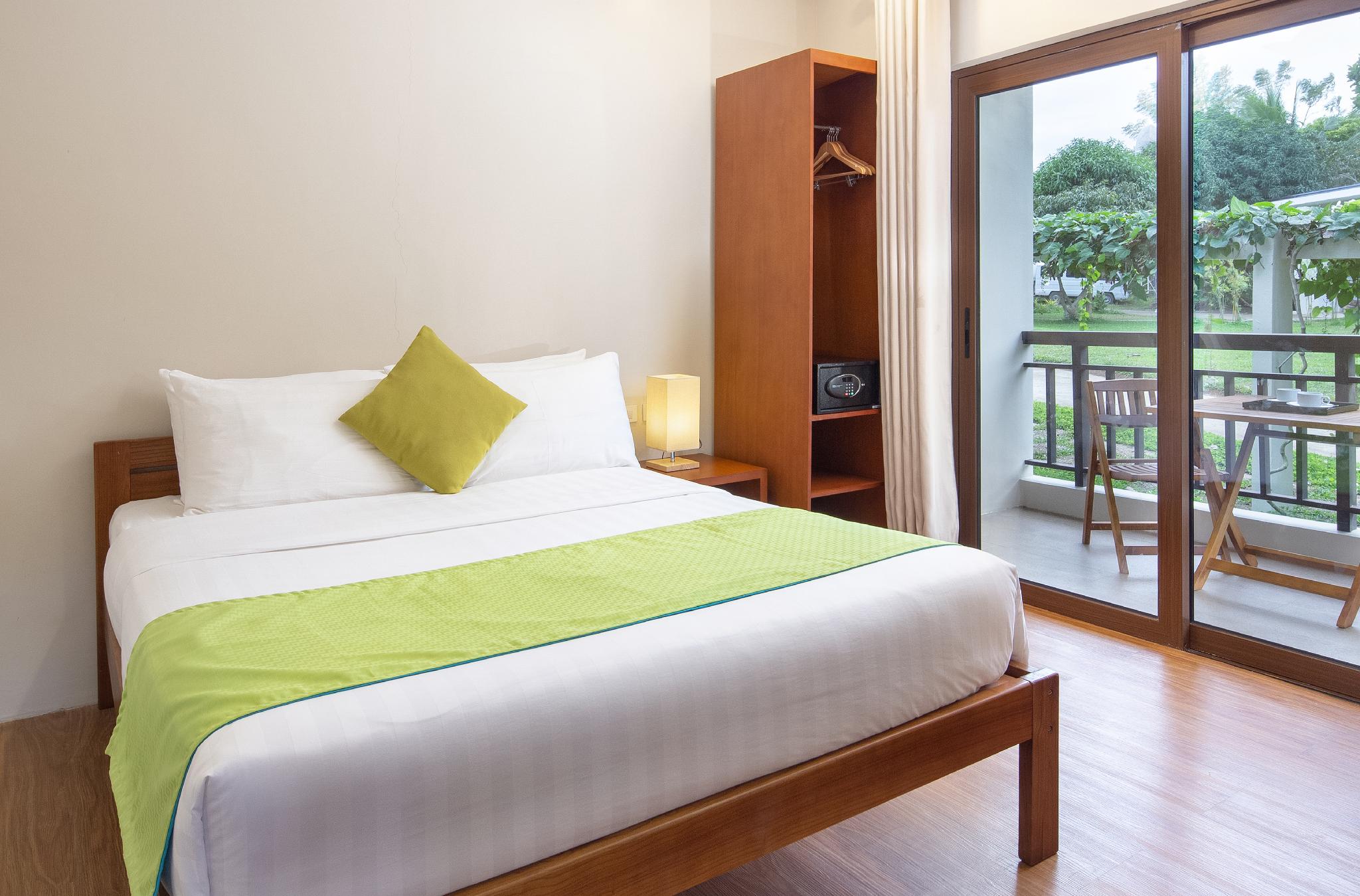 Pod, Queen Bed