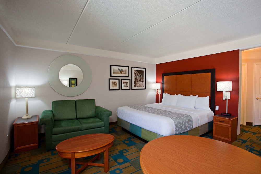 La Quinta Inn Suites Winston Salem 33/64
