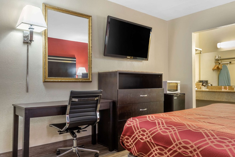 Econo Lodge Columbia Fort Jackson 18/28