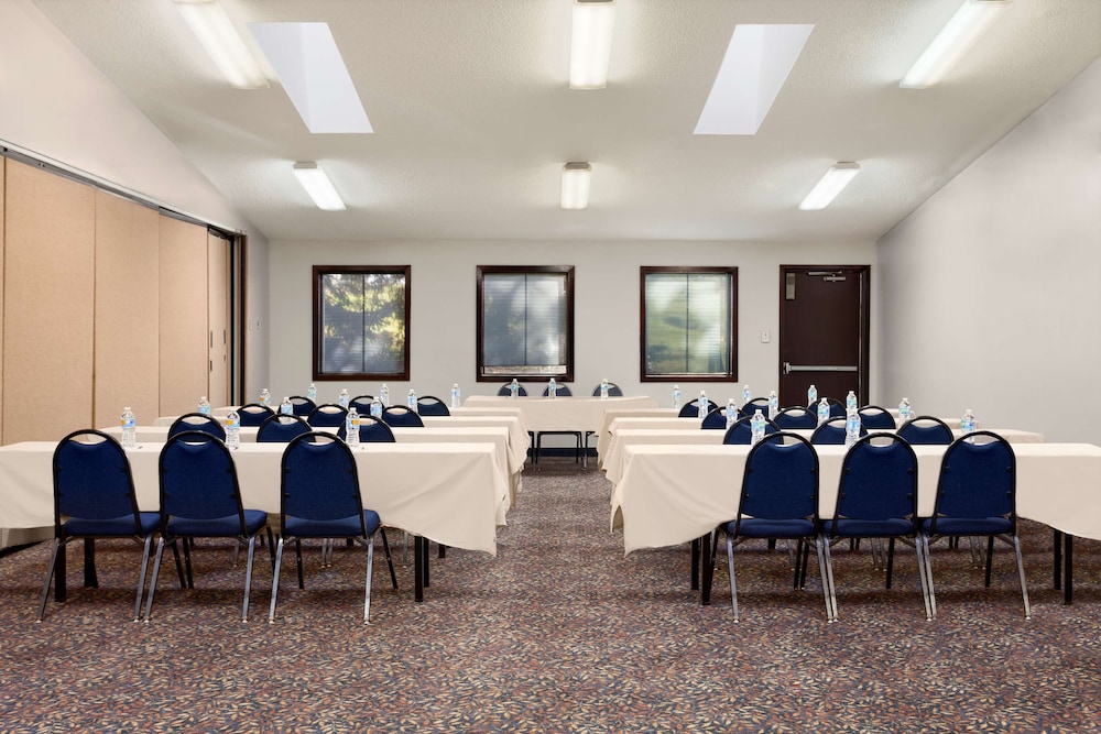 Country Inn and Suites by Radisson Coon Rapids MN 29/32