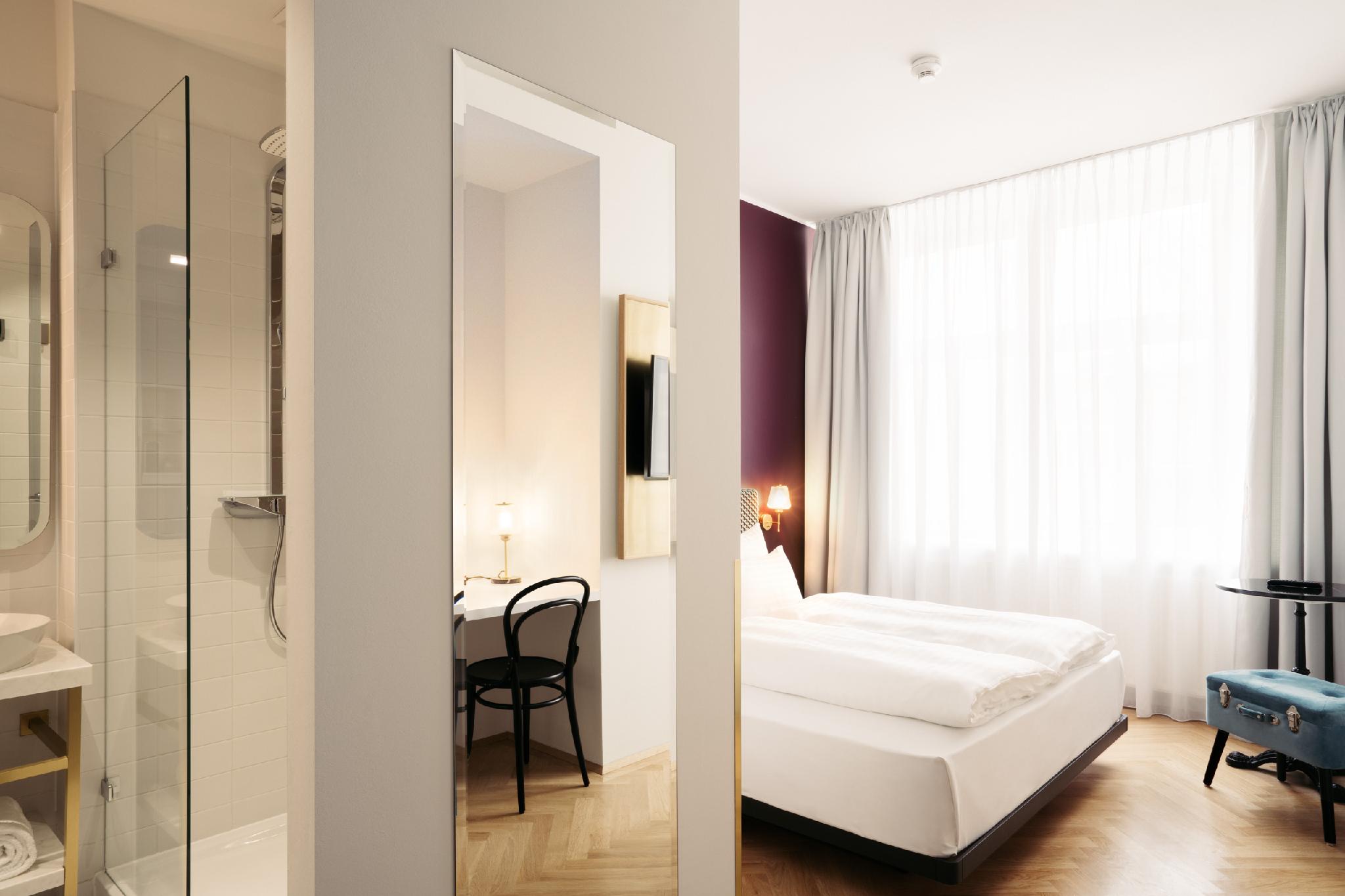 Atrium, Deluxe, Queen Bed