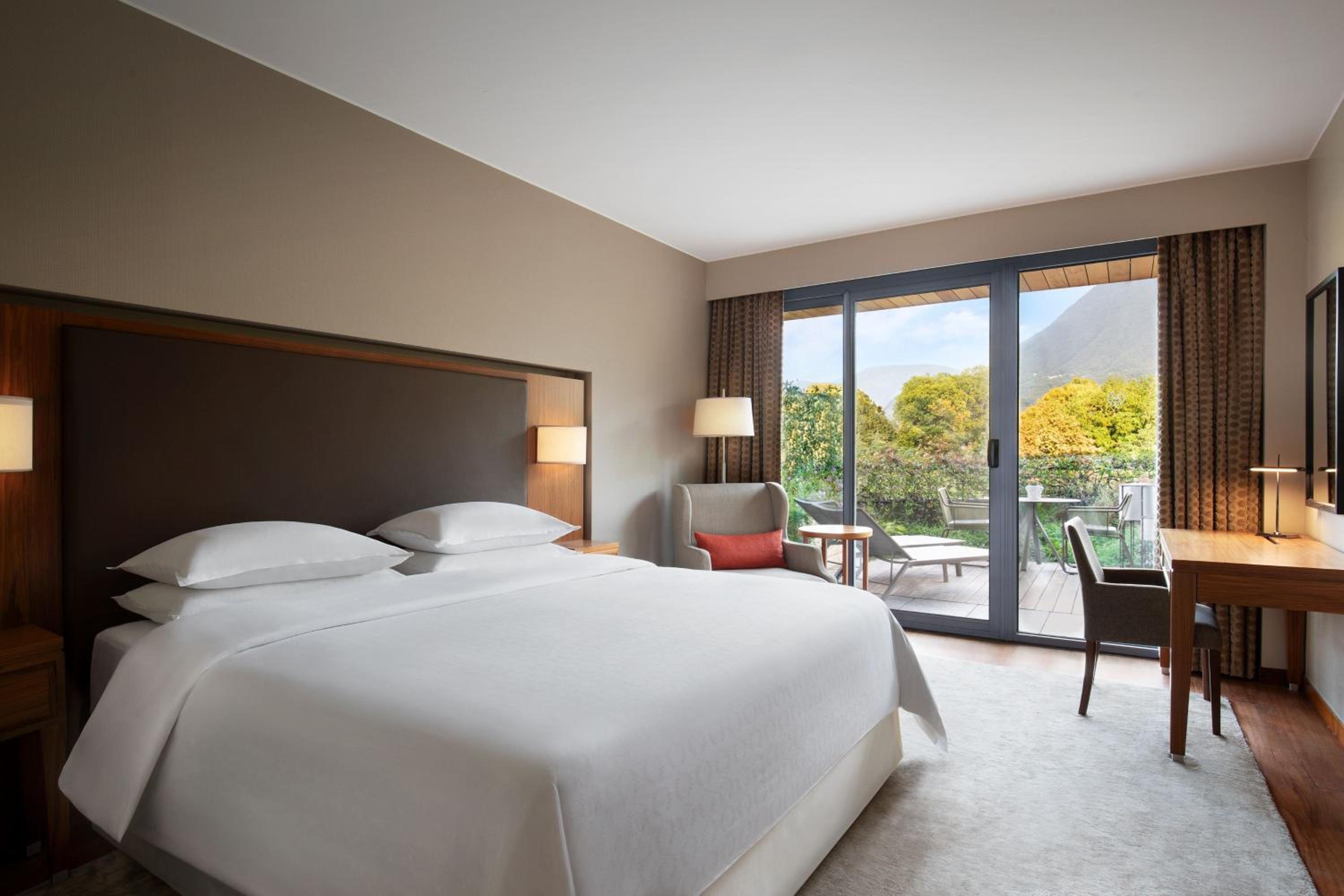 غرفة ديلوكس بسرير كينج بشرفة، Sheraton Lake Como Hotel 2/9