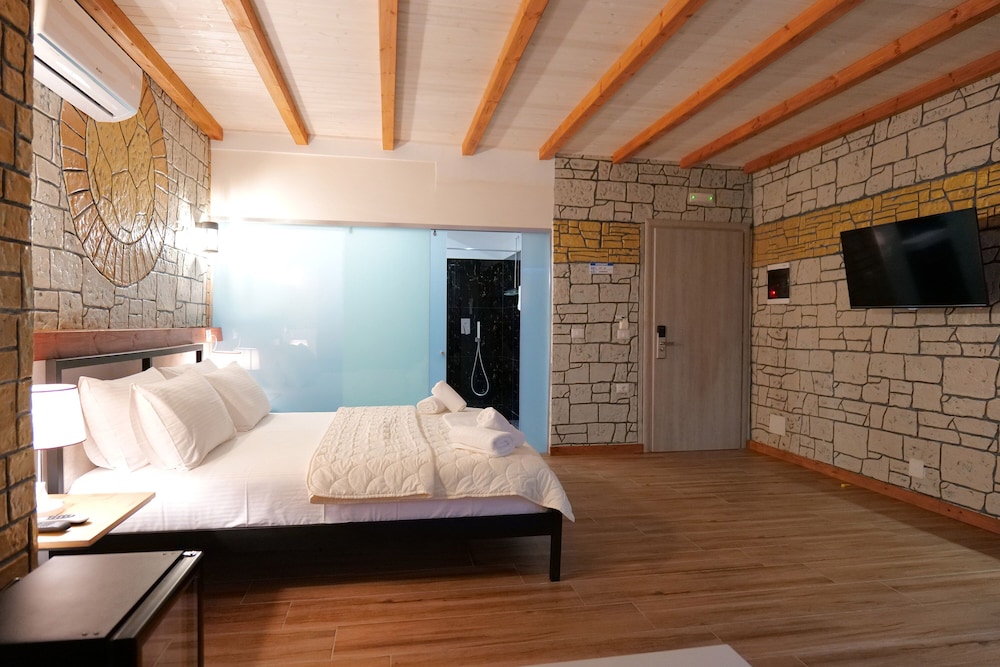 Oceanic Overview Suites 11/50