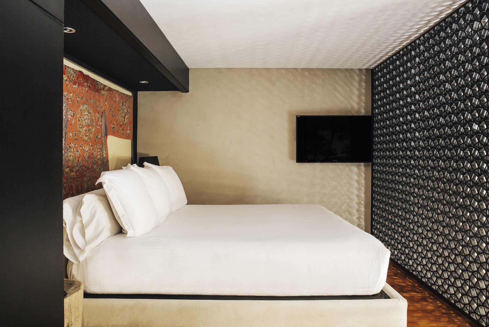SUITE, KING BED