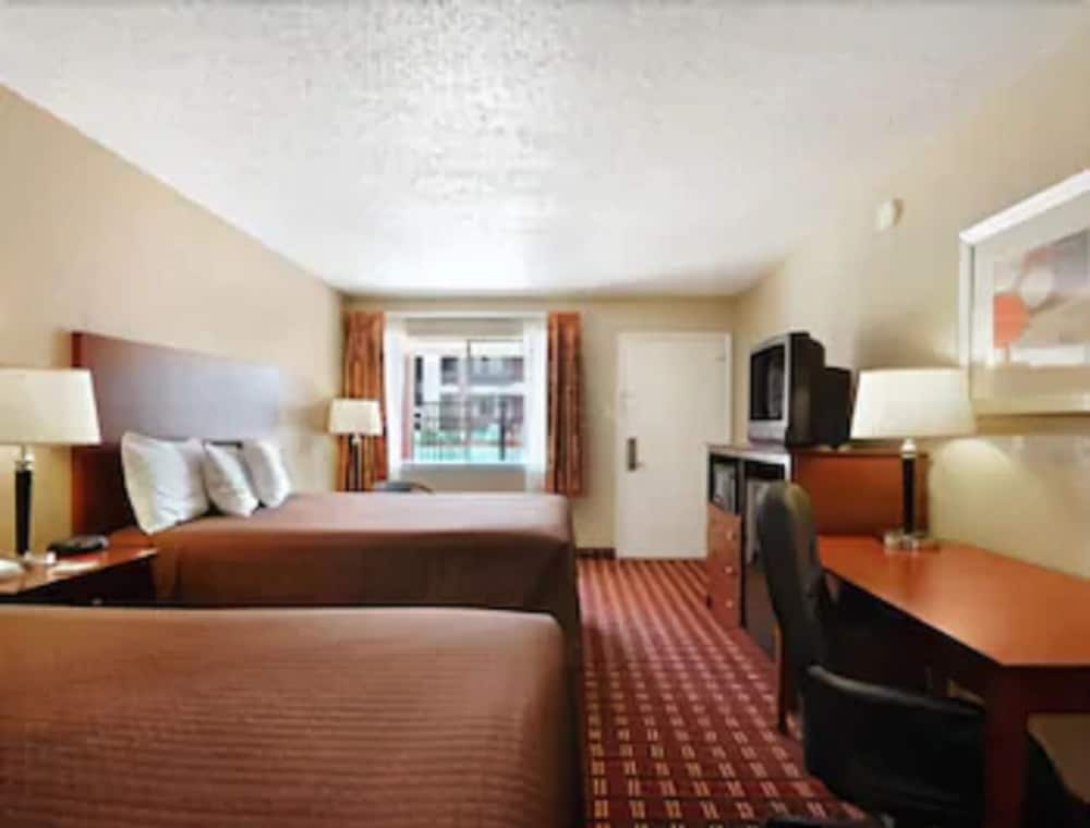 Room, 2 Queen Beds, Accessible, Super 8 By Wyndham Kerrville Tx 4/8