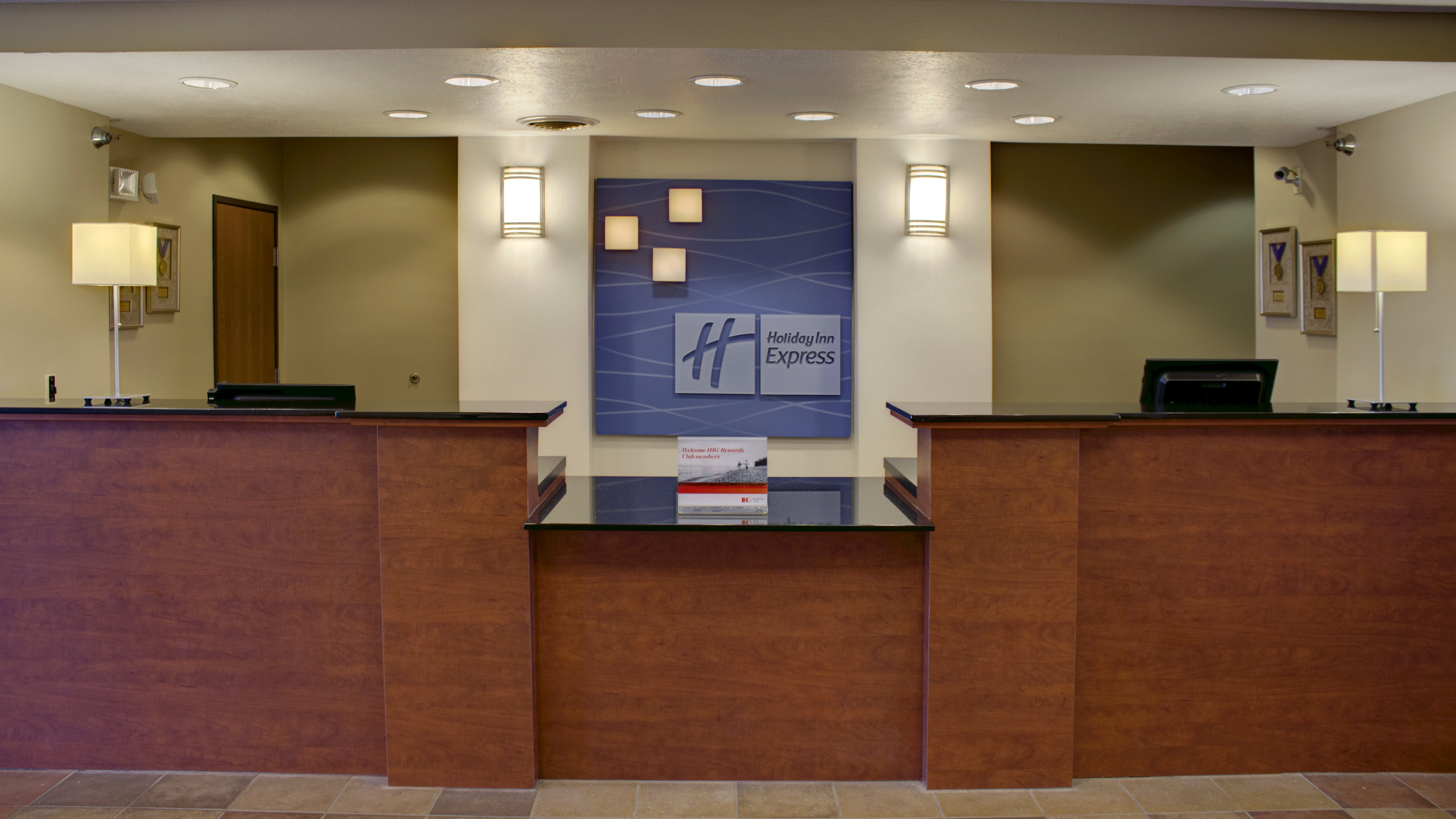 Holiday Inn Express Suites Sioux Center 6/68