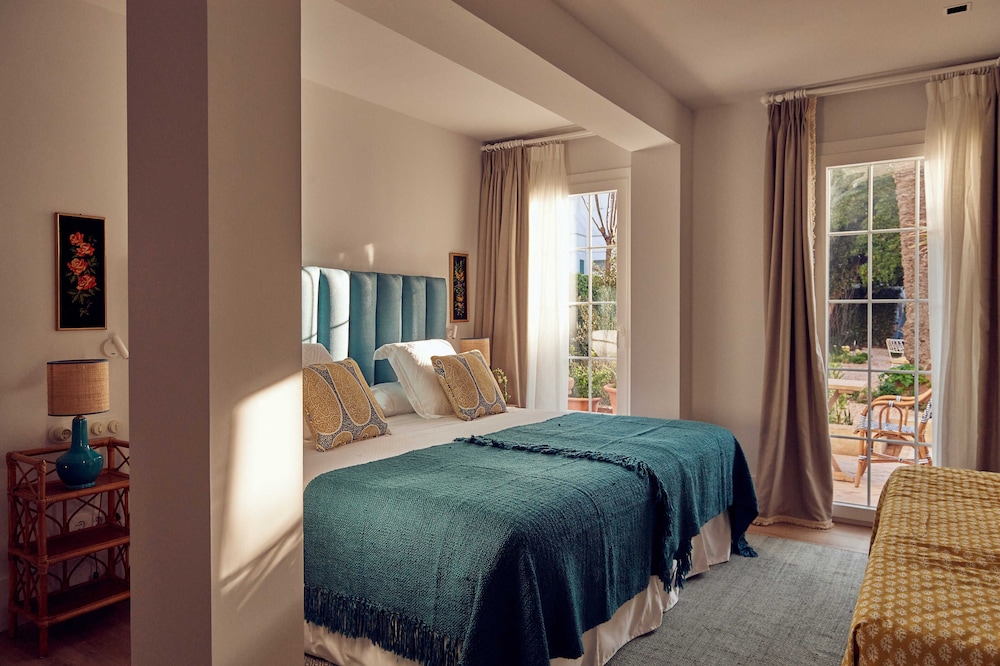 Cristine Bedfor Mahon Boutique Hotel 24/60
