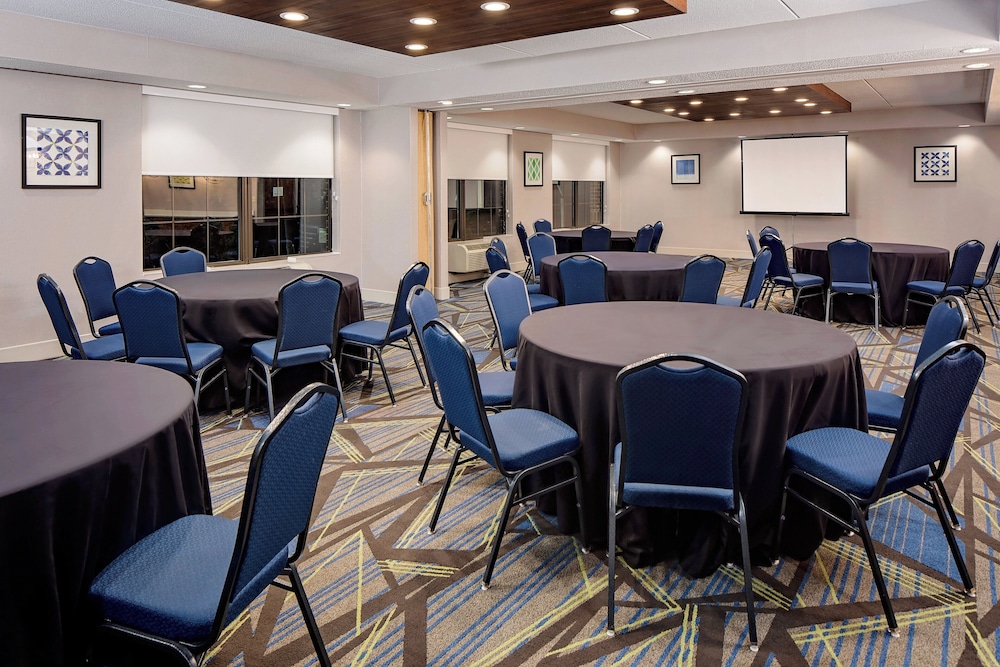 Holiday Inn Express Harrisburg East 64/71