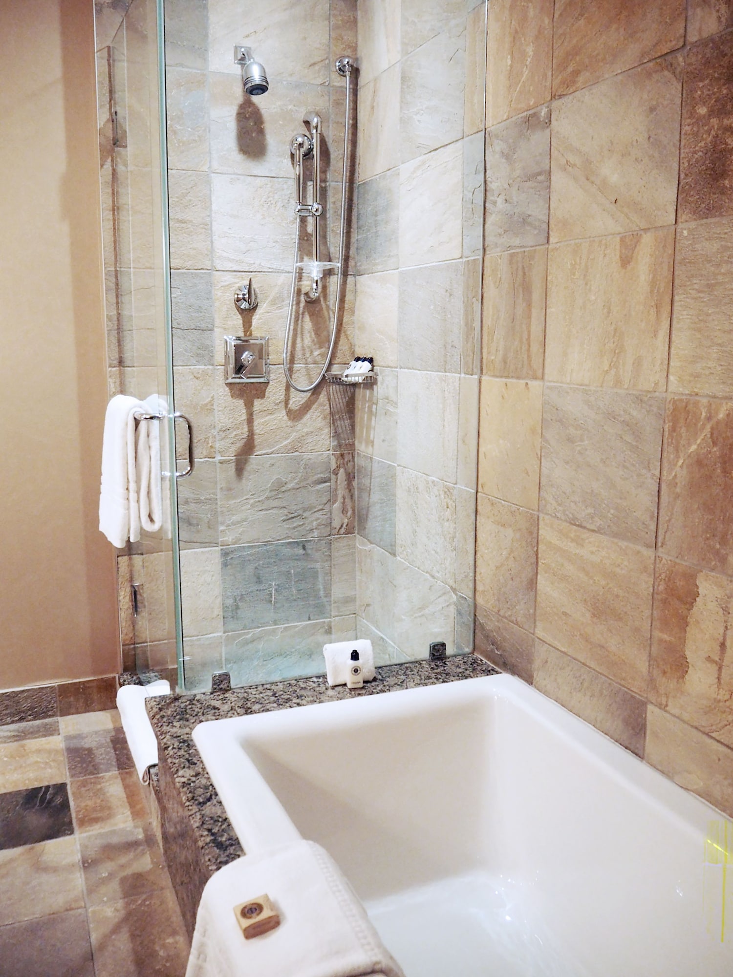 4 Bedrooms, Resort, Residence, 4 King Beds, Den، Four Seasons Resort Whistler 3/5