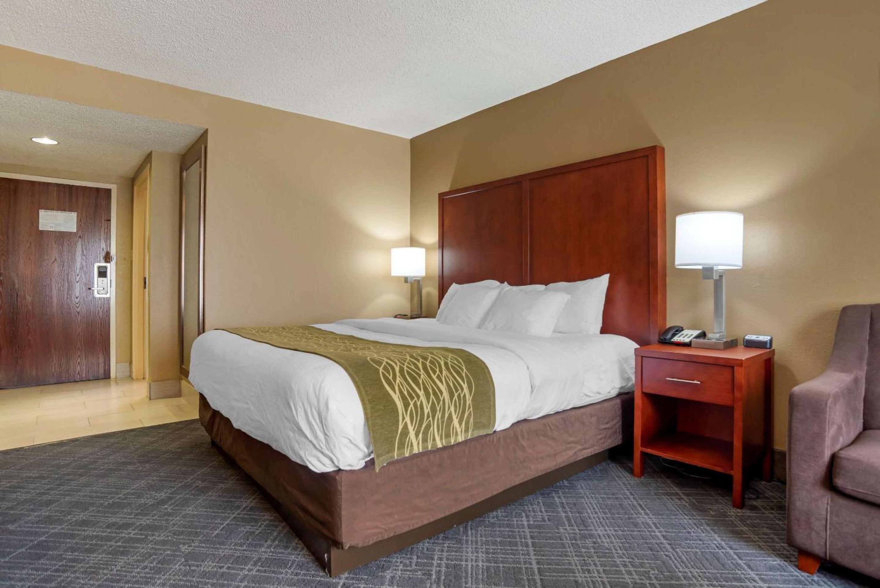 ROOM, KING BED