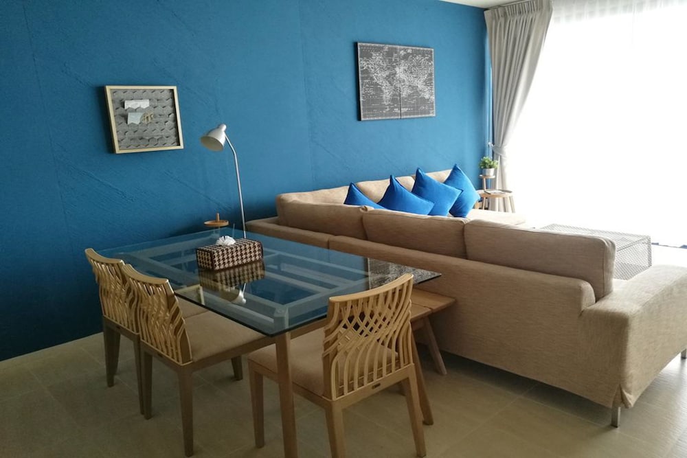 Baan Thew Talay Blue Sapphire 45/50
