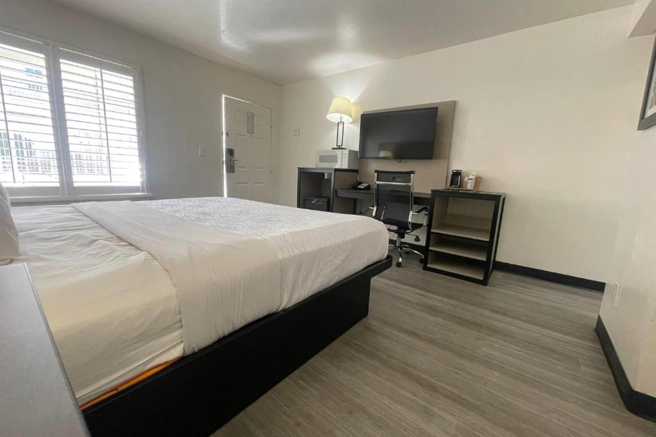 Howard Johnson by Wyndham Tempe University/Phoenix 13/17